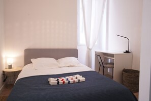 2 soverom, strykejern/-brett og sengetøy