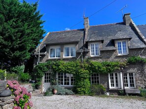 A stone house with multiple windows and a chimney. - Rare pearl with garden facing the sea (Saint-Coulomb)