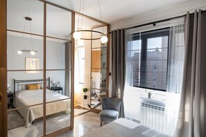 1 habitación, escritorio y tabla de planchar con plancha 