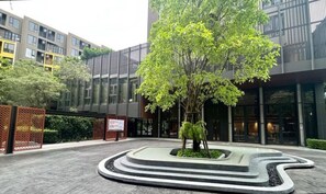 Exterior - The Base - New Studio Great location, shared Pool (Tambon Wichit)