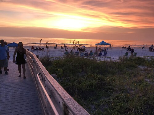 Vintage Florida Beach Efficiency, 1 block to the beach!