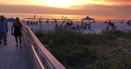 Vintage Florida Beach Efficiency, 1 block to the beach!