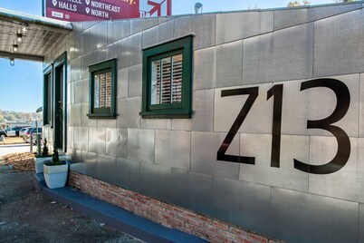 Airplane Filling Station -Unique Stay in Knoxville