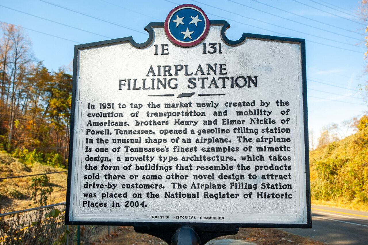 Un cartel conmemorativo histórico con texto que describe la Estación de Servicio para Aviones.