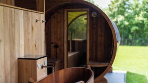 Un sauna en bois avec un banc en bois et un seau.