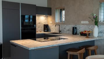 Fridge, microwave, dishwasher, coffee/tea maker