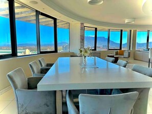 Dining - 25% off Grand Penthouse / Backup Power / Stunning (Cape Town)