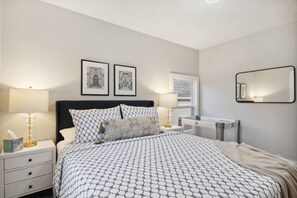 3 bedrooms, in-room safe, desk, iron/ironing board - Notre Dame Closeby Within 1 mile - Comfortable & Convenient! (South Bend)