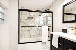 Douche, sèche-cheveux, serviettes fournies, savon