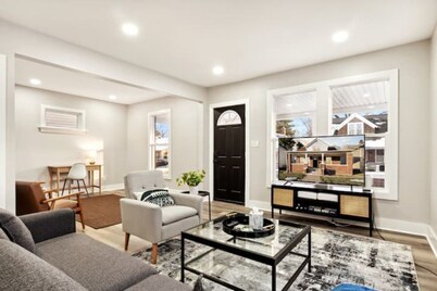 Notre Dame Closeby Within 1 mile - Comfortable & Convenient!