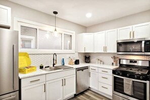 Frigorifero, microonde, forno, piano cottura