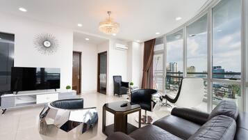 3 BEDROOMS APARTMENT | Khu phòng khách | Smart TV, Netflix, các kênh phim phải trả tiền, dịch vụ stream