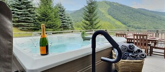 SlopeSide Chalet- Ski to and from your home