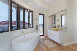 Shower, hair dryer, towels, soap - 30% off Designer Penthouse - backup power (Cape Town)