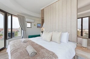 3 bedrooms, desk, iron/ironing board, travel crib - 30% off Designer Penthouse - backup power (Cape Town)