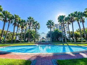 Inomhuspool och utomhuspool