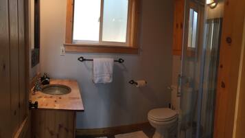 Dusch, hårtork, handdukar och tvål