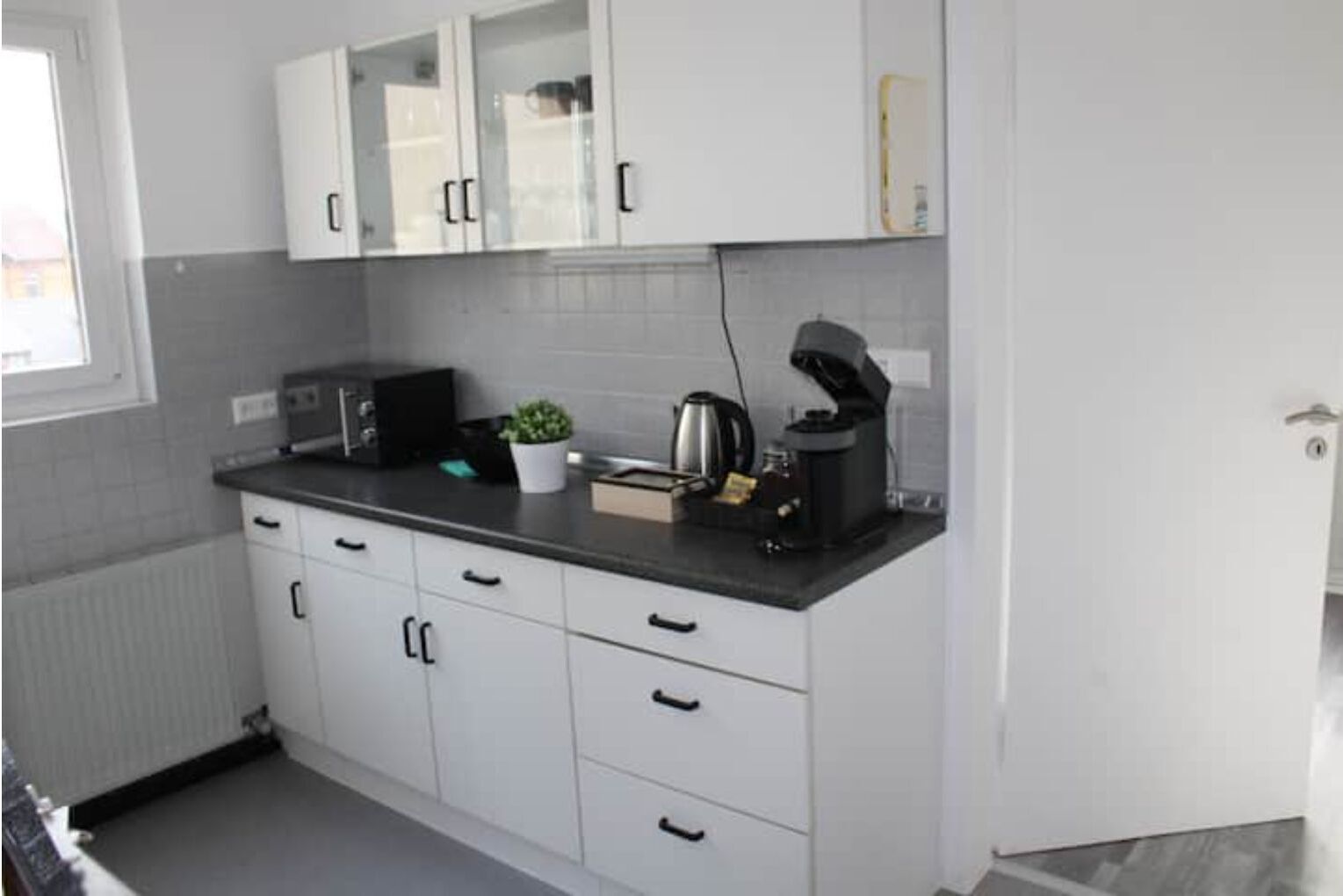 Kühlschrank, Mikrowelle, Ofen, Wasserkocher mit Kaffee-/Teezubehör