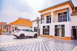 Free self parking - The Keza Hotel and Apartments (Kigali)