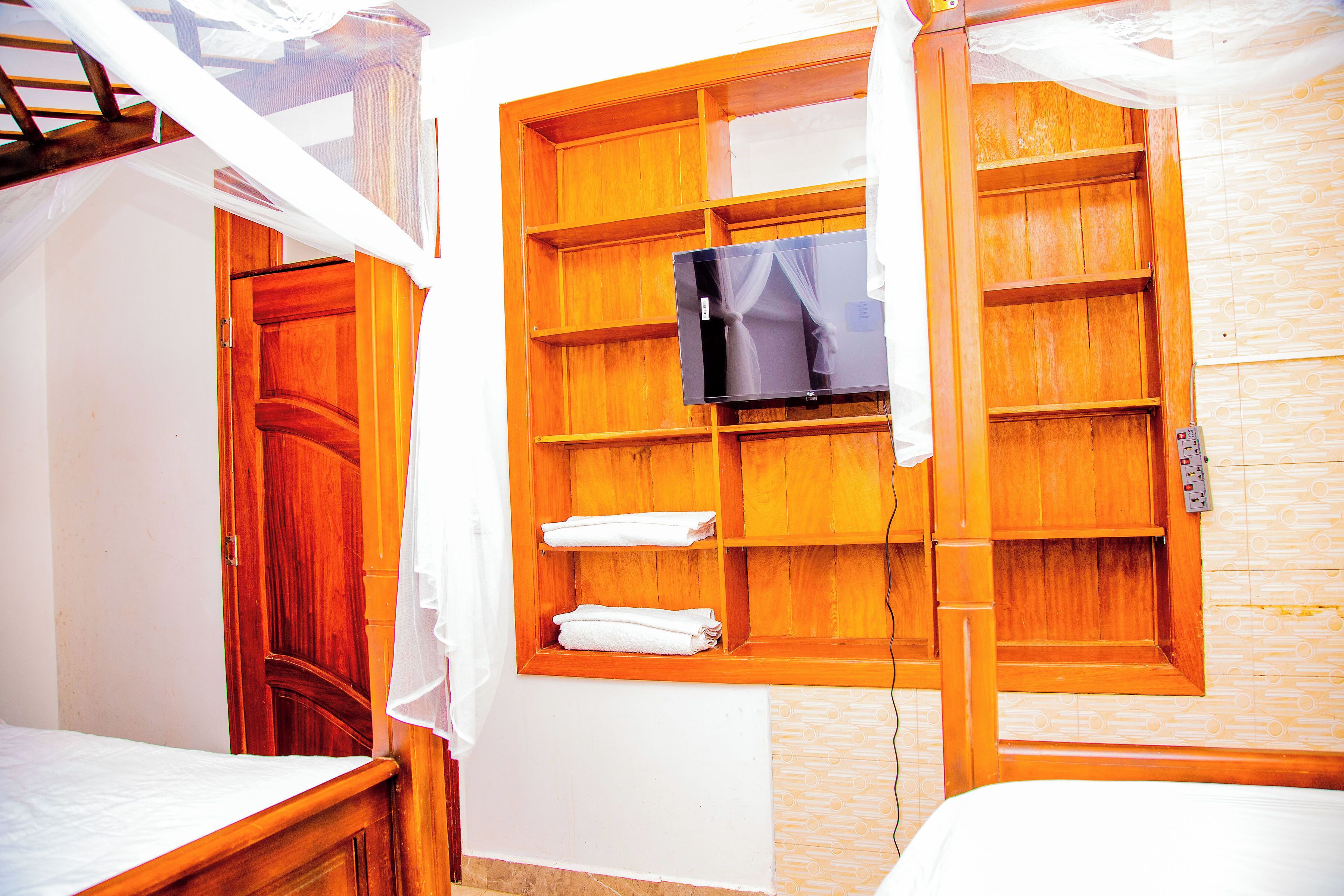 twin room | wardrobe