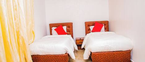 Habitación con 2 camas individuales | Escritorio y wifi gratis