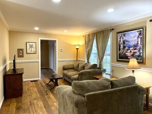 Smart TV - Spacious Garage Apt near downtown Carthage, walking distance to shops & eateries (Carthage)