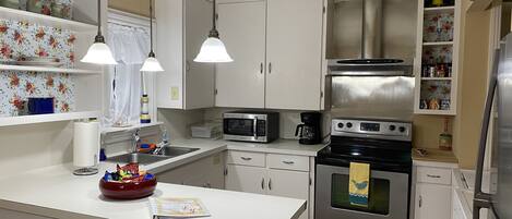 Geladeira, micro-ondas, fogão, cooktop