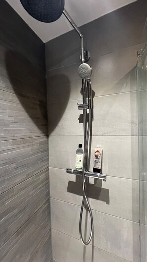 Hair dryer, towels, soap, toilet paper - Stunning City Centre Apartment! (Manchester)