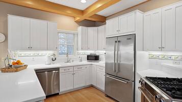 冰箱、微波炉、烤箱、炉灶