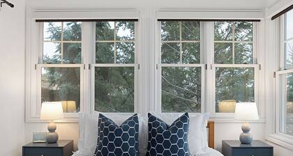 Beachfront Cottage on Lake Michigan. Summer 2025 open! Dog Friendly!