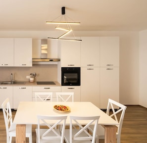 Apartamento básico | Cozinha privada | Cooktop, máquina de café expresso