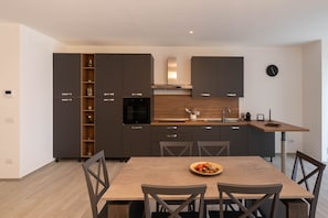 Apartamento família | Opções para refeição no quarto