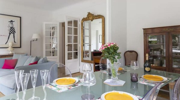 Dining - Idéal Pour Famille: Calme Près des Champs Elysées (Paris)