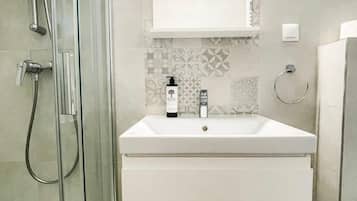 Shower, handuk, sabun, dan tisu toilet