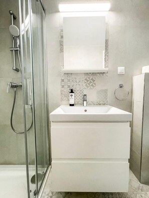 تجهيزات دش، مناشف، صابون، ورق حمّام