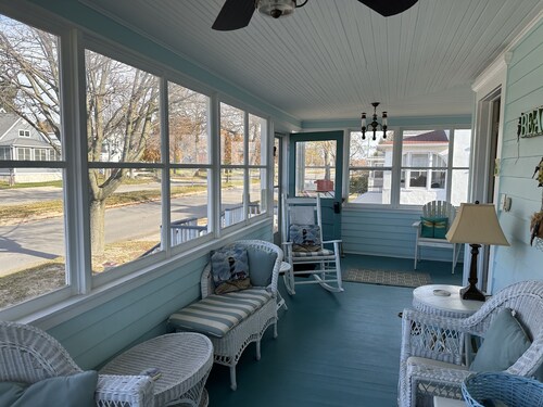 Jimmy's Beach House "A" - 1/2 block to Ludington's City Beach Family unit.