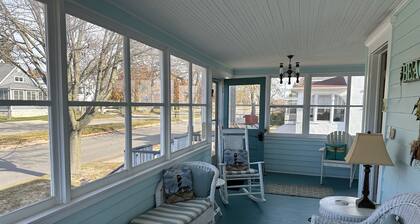 Jimmy's Beach House "A" - 1/2 block to Ludington's City Beach Family unit.