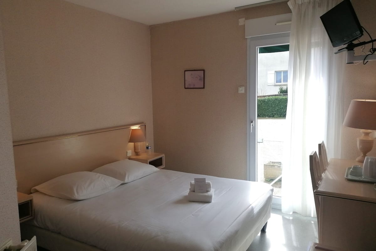 Superior Room | 1 bedroom, in-room safe, desk, laptop workspace