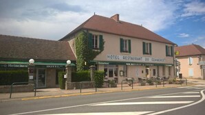 A building with a sign reading "HOTEL RESTAURANT DU COMMERCE" and a Heineken logo. - Hôtel du Commerce (Tronget)