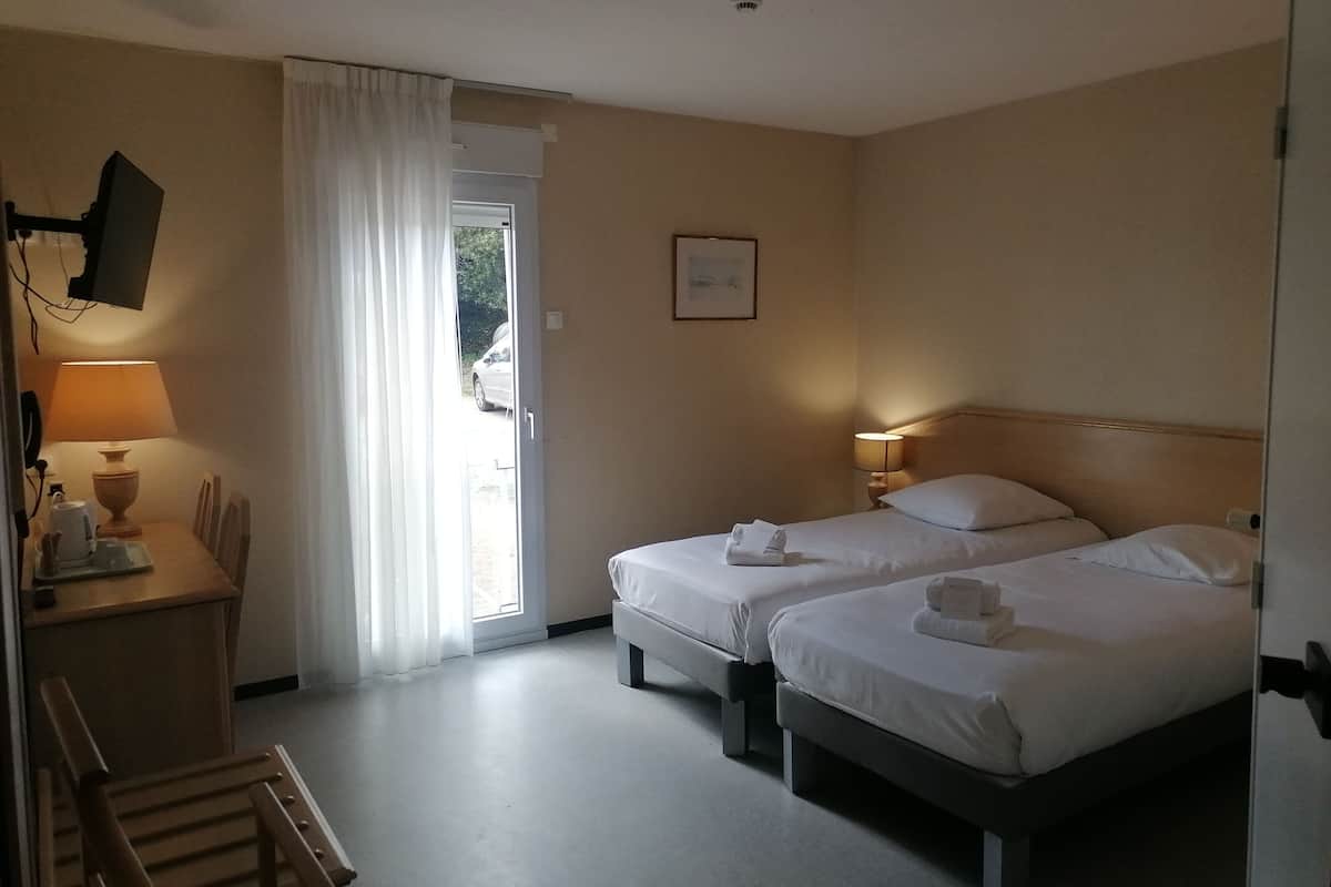 Comfort Room | 1 bedroom, in-room safe, desk, laptop workspace