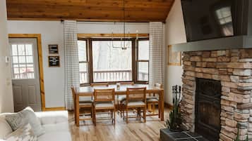 Smart TV, chimenea, tenis de mesa y libros