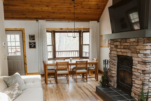 Smart TV, lareira, mesa de pingue-pongue, livros