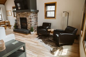 Smart TV, fireplace, ping pong, books