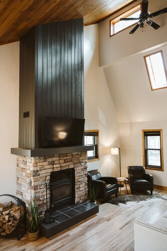 Cabin in the woods with hot tub and lake views. Pets welcome! Close to Nordic.