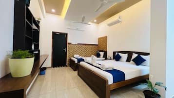 9 Schlafzimmer, Schreibtisch, Reisekinderbett, WLAN