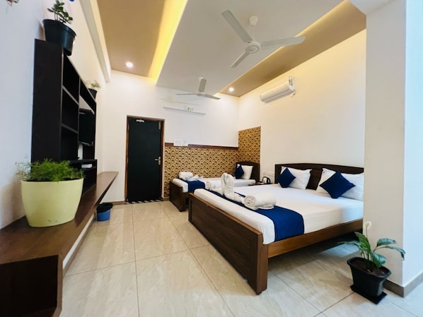 9 bedrooms, desk, travel cot, WiFi