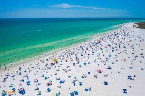 Siesta Key Sanctuary -Pool-Kayaks-TikiHut-King bed
