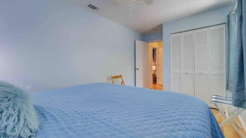 1 slaapkamer, een strijkplank/strijkijzer, wifi