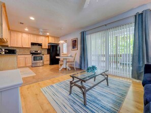 Fridge, microwave, oven, stovetop - Siesta Key Sanctuary -Pool-Kayaks-TikiHut-King bed (Siesta Key)