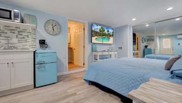 1 habitación y tabla de planchar con plancha